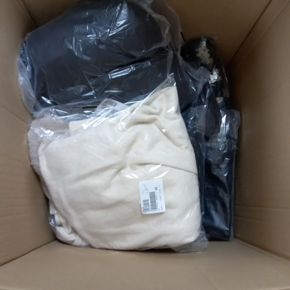 BOX OF ASSORTED CLOTHING ITEM TO INCLUDE JUMPERS - TROUSERS - JACKETS IN VARIOUS SIZES AND DESIGNS / COLLECTION ONLY 
