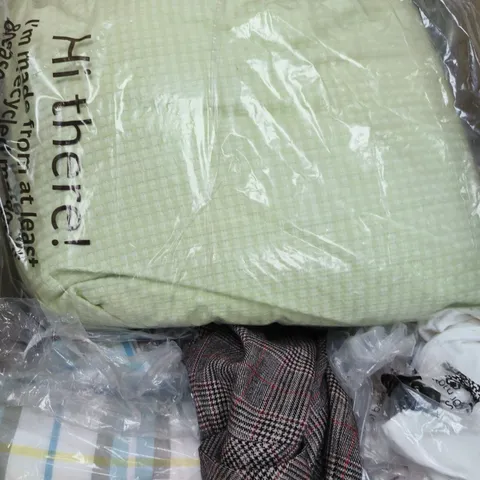 APPROXIMATELY 8 ASSORTED CLOTHING ITEMS IN VARIOUS SIZES & STYLES TO INCLUDE DENIM JACKET, DRESSES ETC