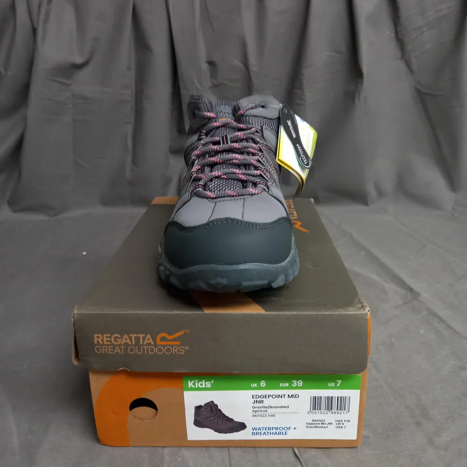 BOXED PAIR OF REGATTA EDGEPOINT JUNIOR WATERPROOF MID HIKING SHOES CHILDREN GRAY SIZE 6