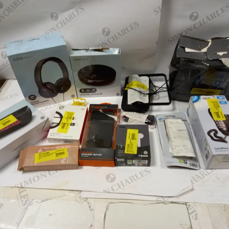 BOX OF ELECTRICAL ITEMS TO INCLUDE HEADPHONES. CLOCKS AND ANTENNAS