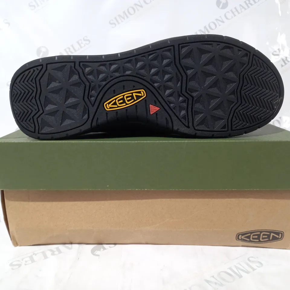 BOXED PAIR OF KEEN JASPER II SHOES IN BLACK UK SIZE 10.5