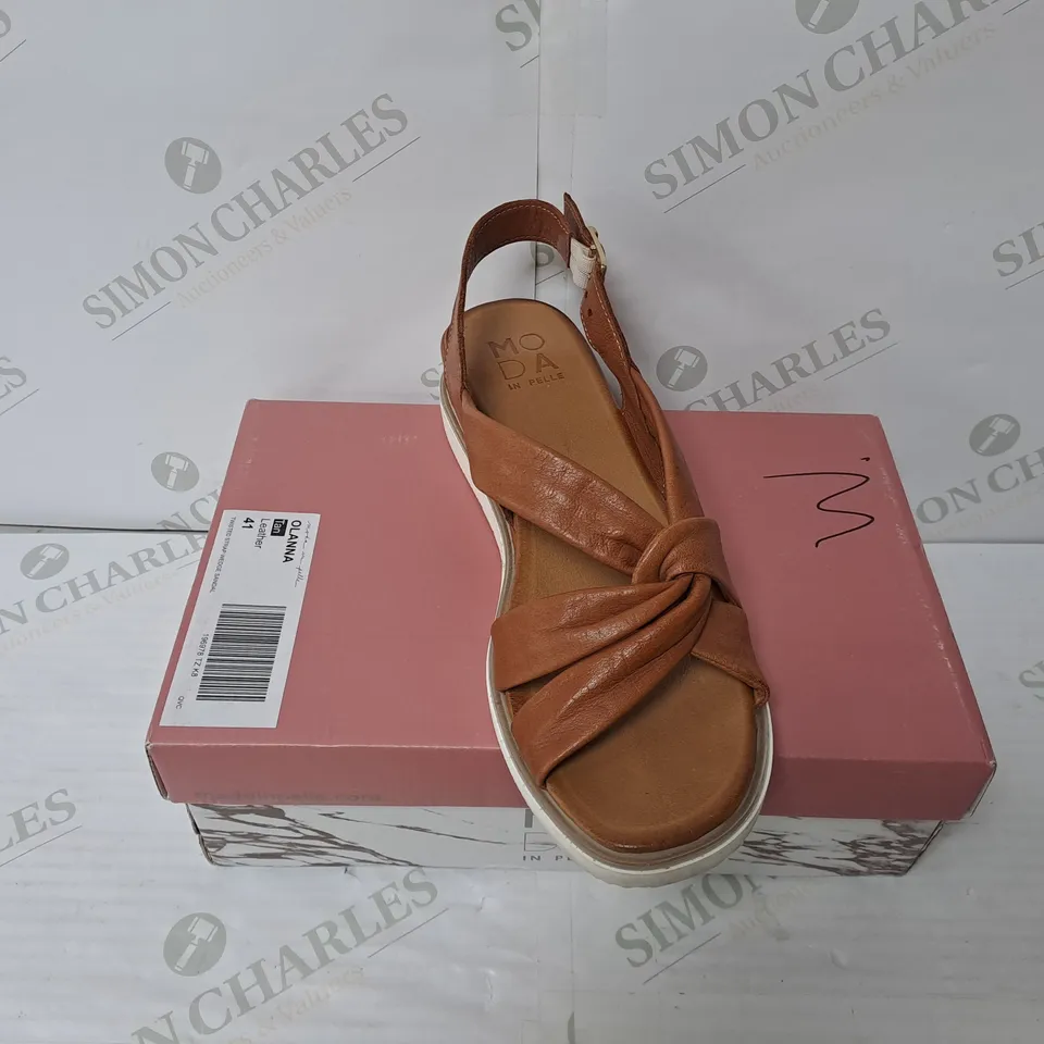 BOXED PAIR OF MODA IN PELLE OLANNA SANDALS IN TAN SIZE 8