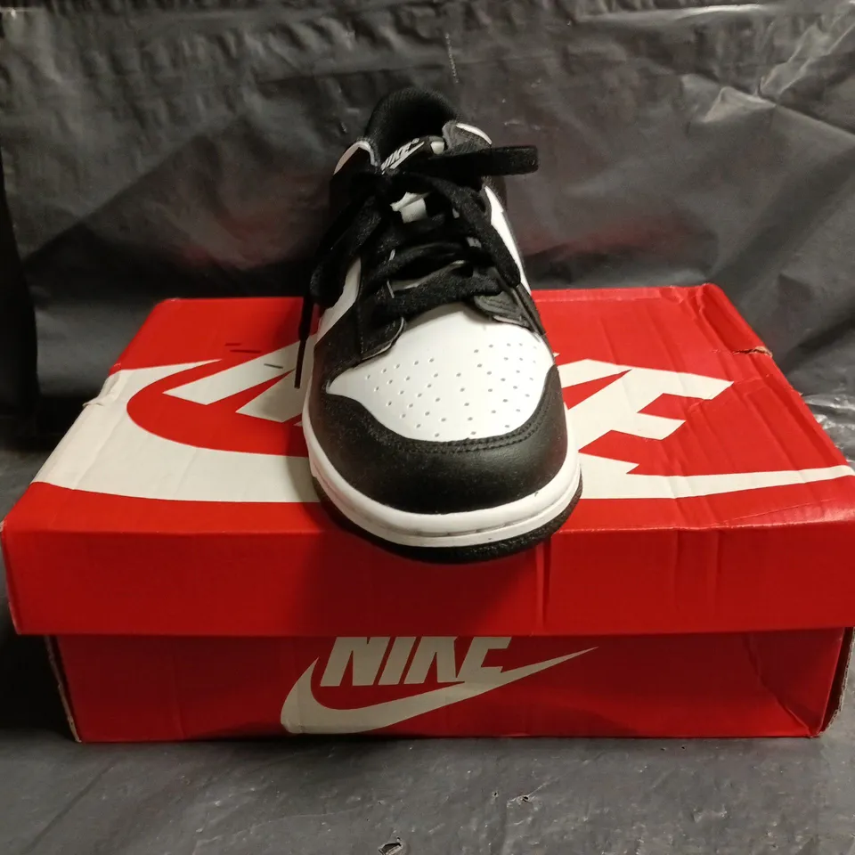BOXED PAIR OF NIKE DUNK LOW TRAINERS IN BLACK/WHITE SIZE UK 6
