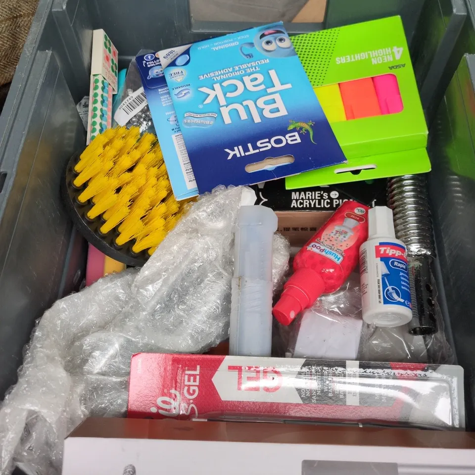 APPROXIMATELY 20 ASSORTED HOUSEHOLD PRODUCTS TO INCLUDE CRYSTAL BALL NIGHT LIGHT, PULSEFIRE MOUSE MAT AND BOSTIK BLU TACK