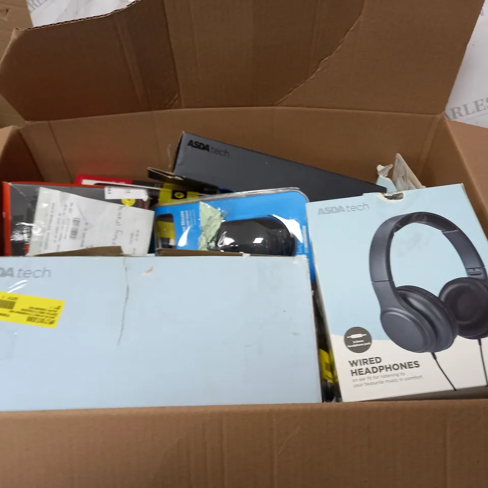 BOX OF ASSORTED ELECTRONICS TO INCLUDE HEADPHONES, POWER BANKS, REMOTES ETC 
