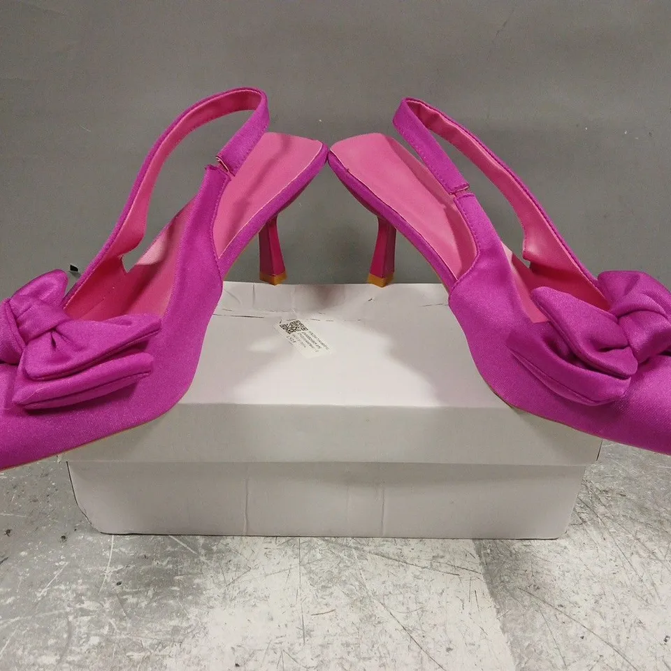 BOXED PAIR OF UNBRANDED POINTED TOE HEELED SHOES IN FUCHSIA W. BOW DETAIL SIZE EU 41