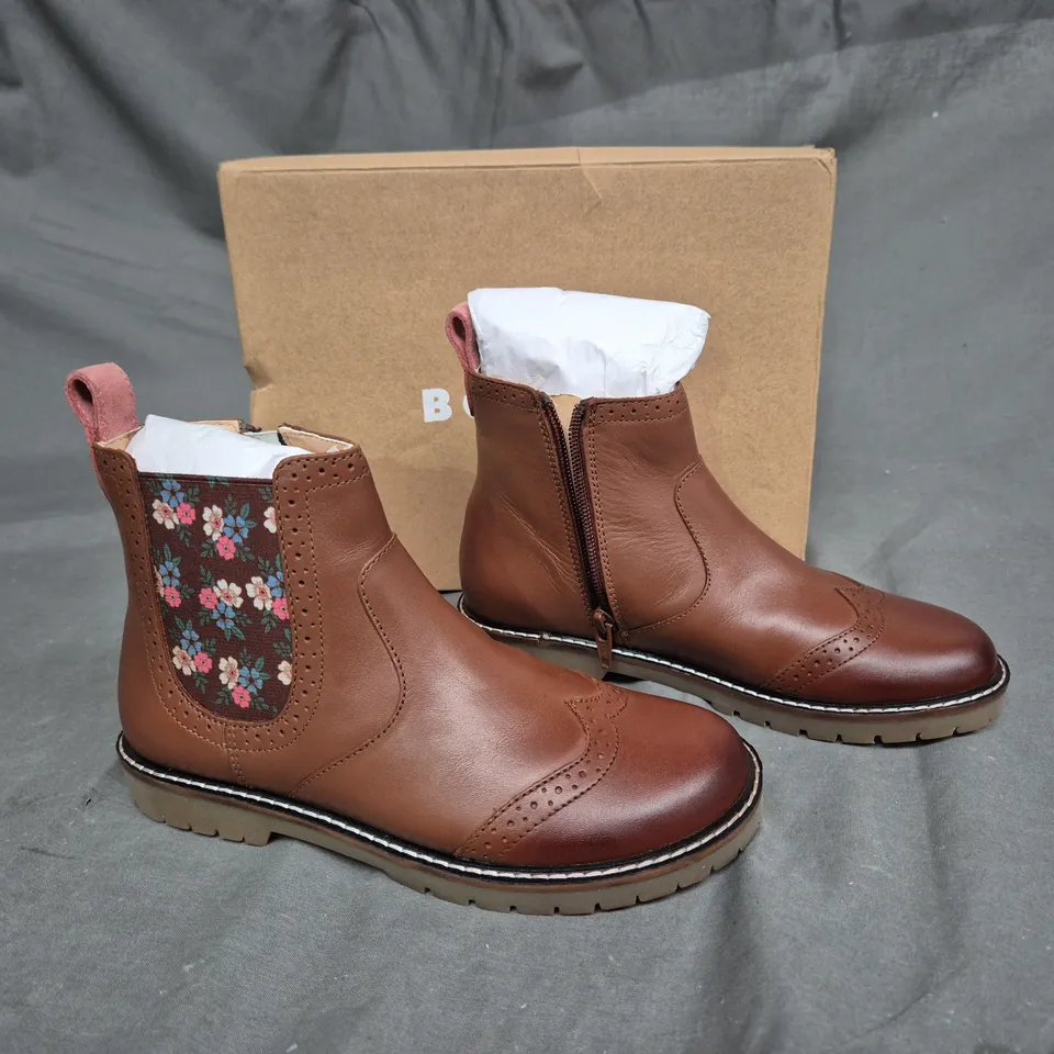 BOXED PAIR OF MINI BODEN TAN BOOTS SIZE 33