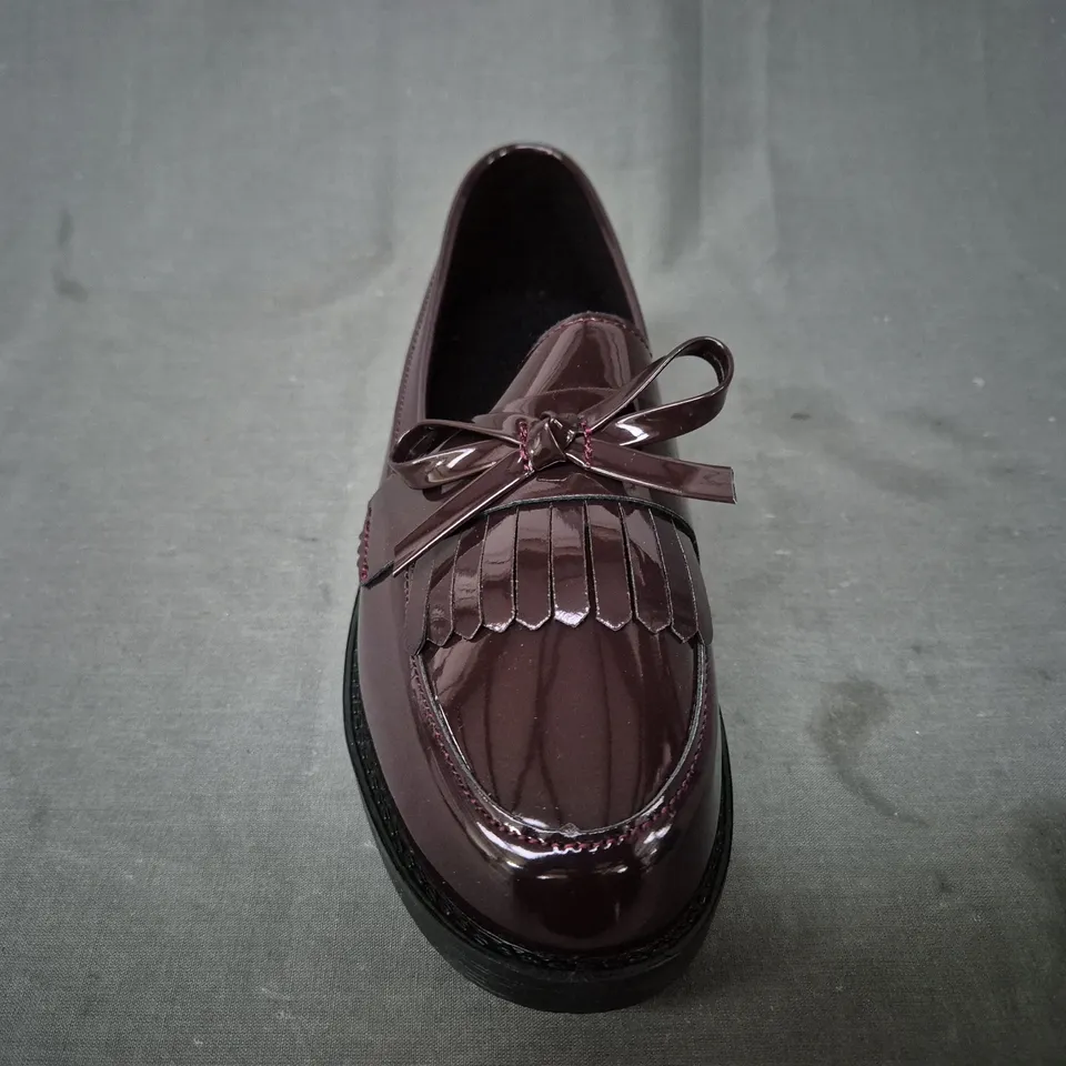 BOXED PAIR OF UNBRANDED LOAFERS IN DARK GLOSSY BURGUNDY EU SIZE 39