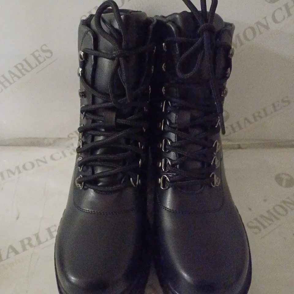 PAIR OF KOI WOMEN'S KRAIT SWITCH HIKING BOOTS SIZE 6