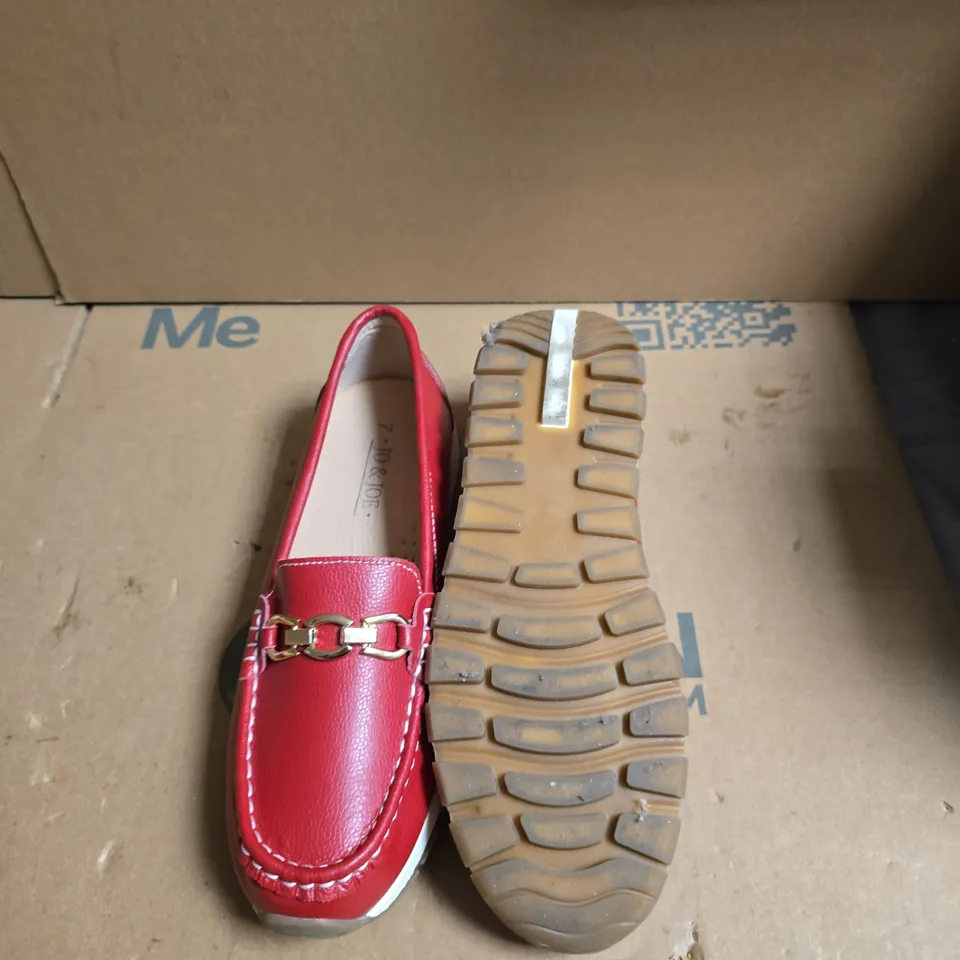 RED LEATHER LOAFERS WITH CHAIN DETAIL – UK SIZE 7