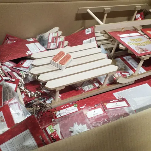 PALLET CONTAINING ASSORTED CHRISTMAS PRODUCTS & DECORATIONS INCLUDING BOTTLE BRUSHLED TREE, WOODEN SLEIGH, HANGING METAL GOLD STARS, MERRY CHRISTMAS BALLOONS & FOIL STANDING BALLOONS