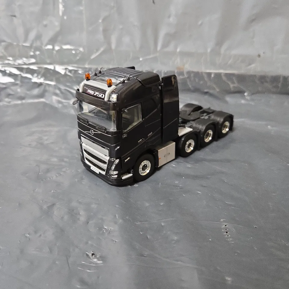 BOXED WSI MODELS VOLVO FH5 GLOBETROTTER 8X4 PREMIUM LINE