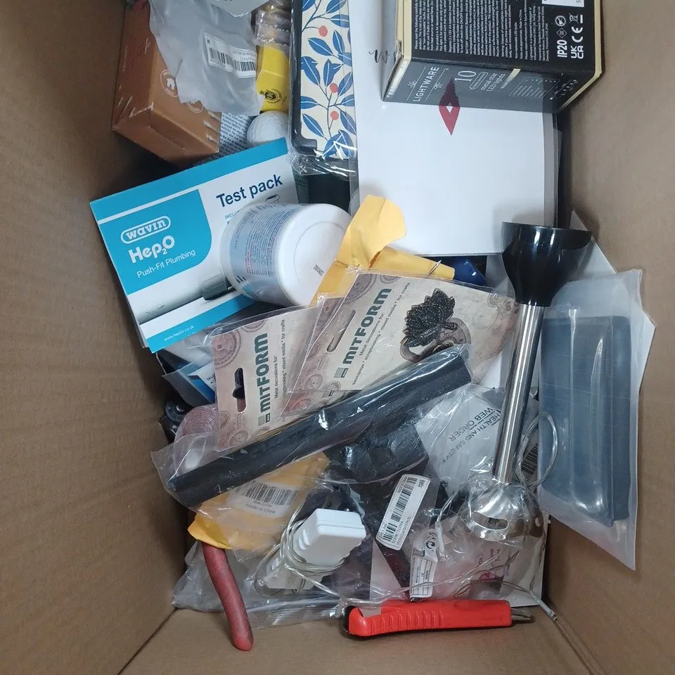 BOX OF APPROXIMATELY 30 ASSORTED HOUSEHOLD PRODUCTS TO INCLUDE MOP CLEANER, 3 GANG ADAPTER, LED LIGHTS ETC 