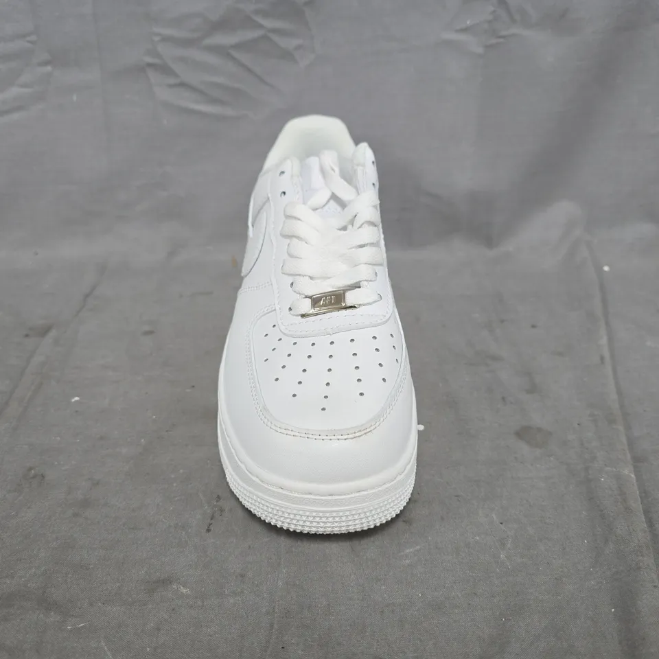 UNBOXED PAIR OF NIKE AIR FORCE 1 '07 SHOES IN WHITE SIZE UK 6