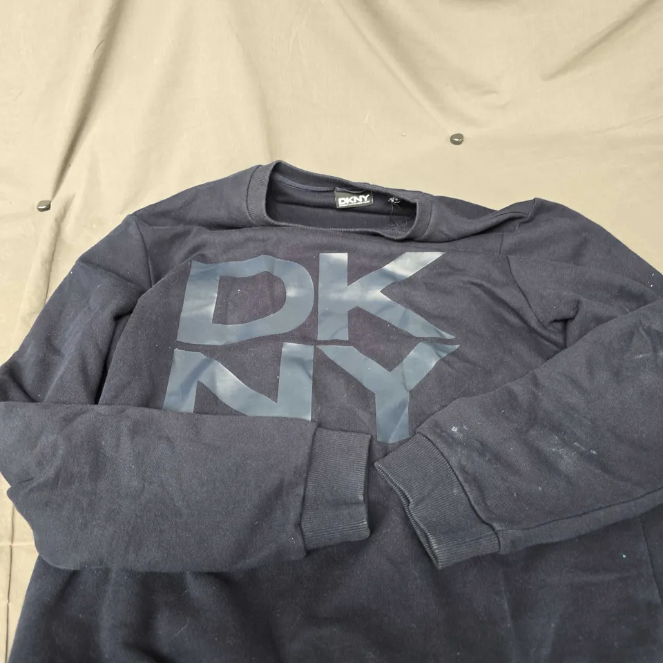 DKNY LONG SLEEVE SWEATSHIRT IN NAVY - XL 