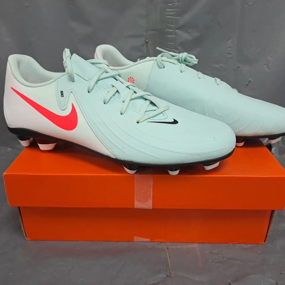 BOXED PAIR OF NIKE PHANTOM GX II CLUB FOOTBALL BOOTS IN LIGHT BLUE/WHITE/PINK SIZE UK 8