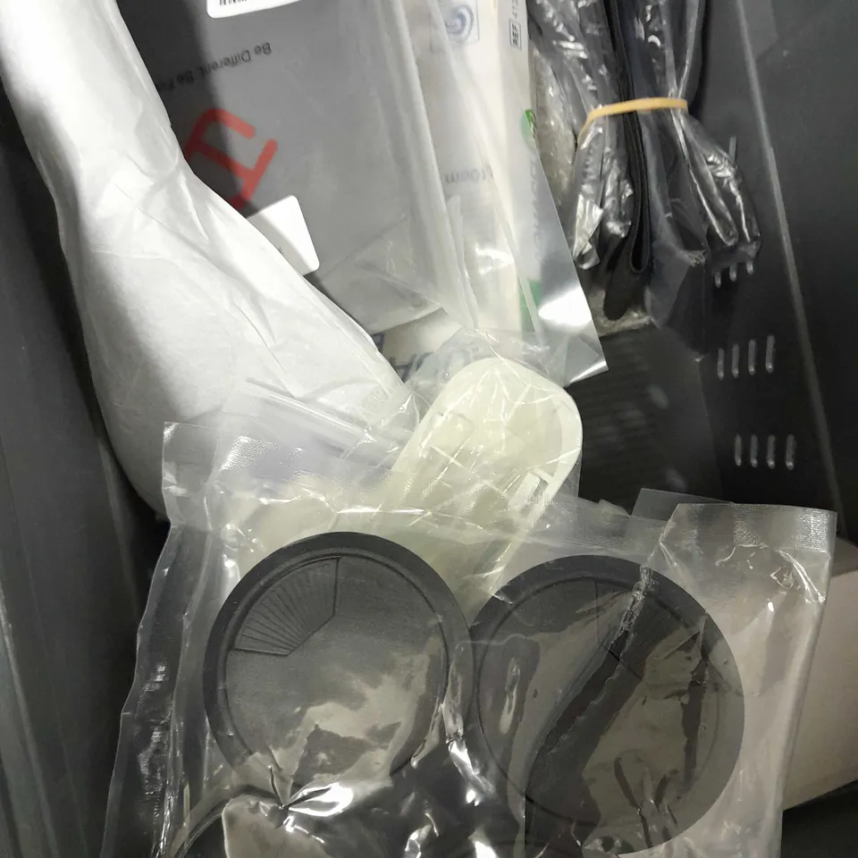 LOT OF APPROX 12 ASSORTED HOUSEHOLD ITEMS TO INCLUDE RODENT KILLER, SHOWER GELS, MONOCULAR, ETC
