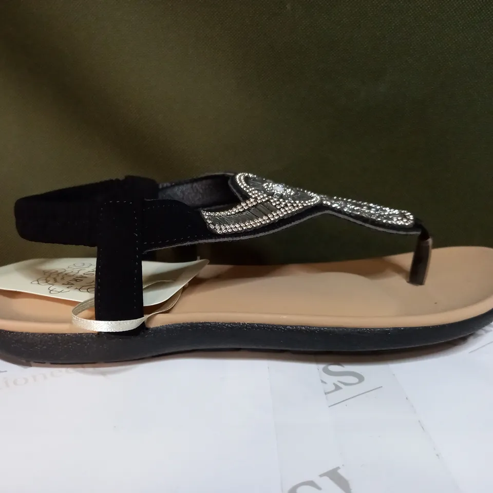 KASARA EMBELLISHED THONG SANDAL - SIZE 4 
