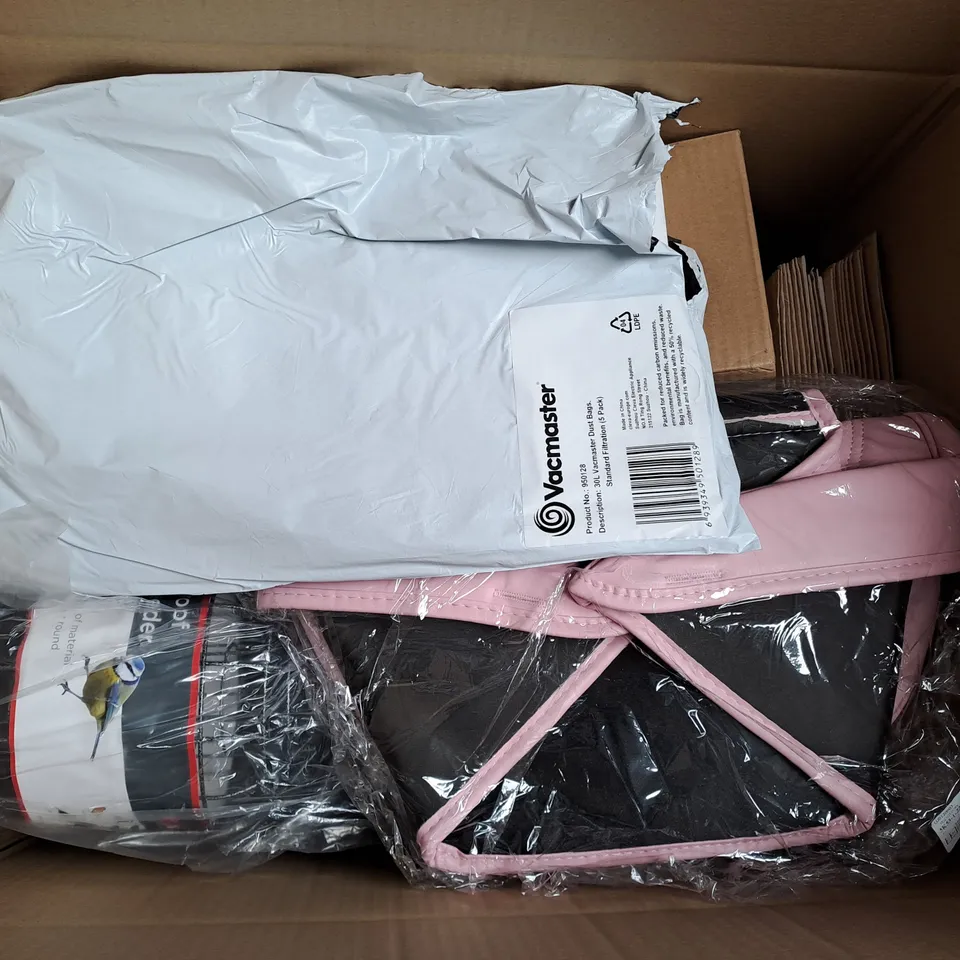 BOX OF APROXIMATELY 12 ASSORTED HOUSEHOLD ITEMS TO INCLUDE BAGS , LIGHTS , WALLPAPER , ETC 