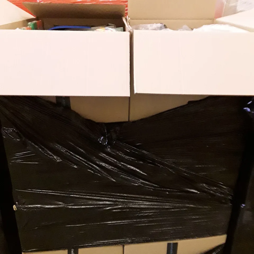 PALLET OF ASSORTED PRODUCTS TO INCLUDE; WATER SPRAY BOTTLES - SHOVEL BOTTOM - SPRINGBOK PUZZLES TO REMEMBER ECT