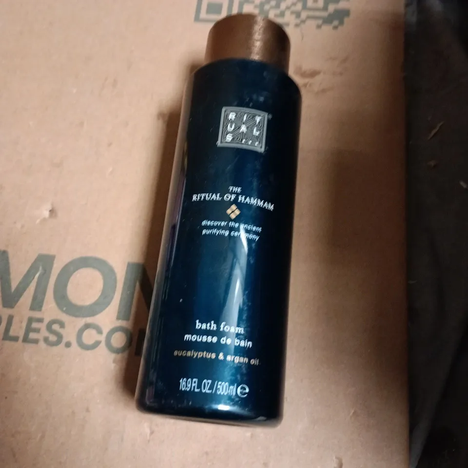 APPROXIMATELY 20 ASSORTED COSMETIC ITEMS INCLUDING RITUALS BATH FOAM , ELYSIUM SPA BATH SALTS AND TAN WITH CUZIN SUZY 