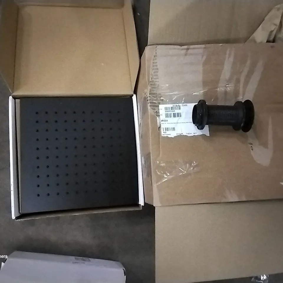 BOX OF APPROXIMATELY 20 ASSORTED BATHROOM ITEMS TO INCLUDE A BLACK INSULATED BASIN WASTE, PUSH BUTTON BATH WASTE AND A SQUARE SHOWER HEAD