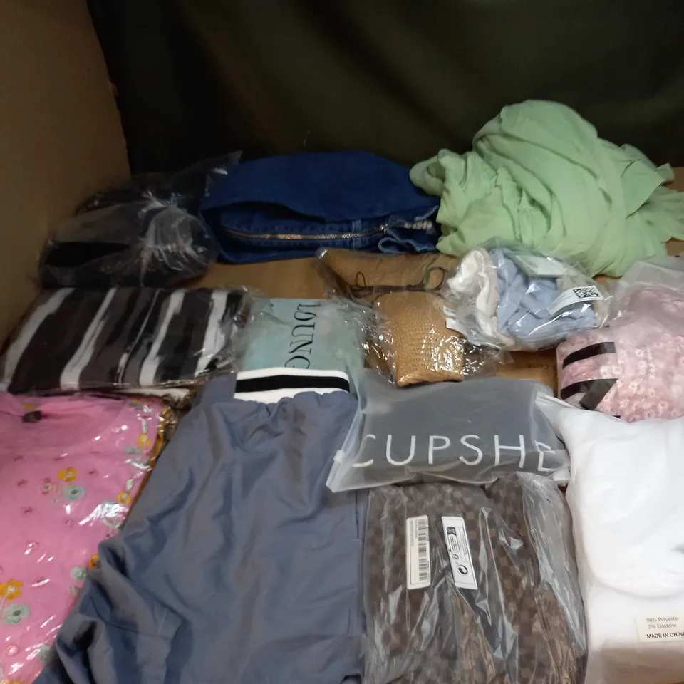 BOX OF APPROX 35 ASSORTED CLOTHING ITEMS TO INCLUDE - DRESSES, T-SHIRTS AND TROUSERS
