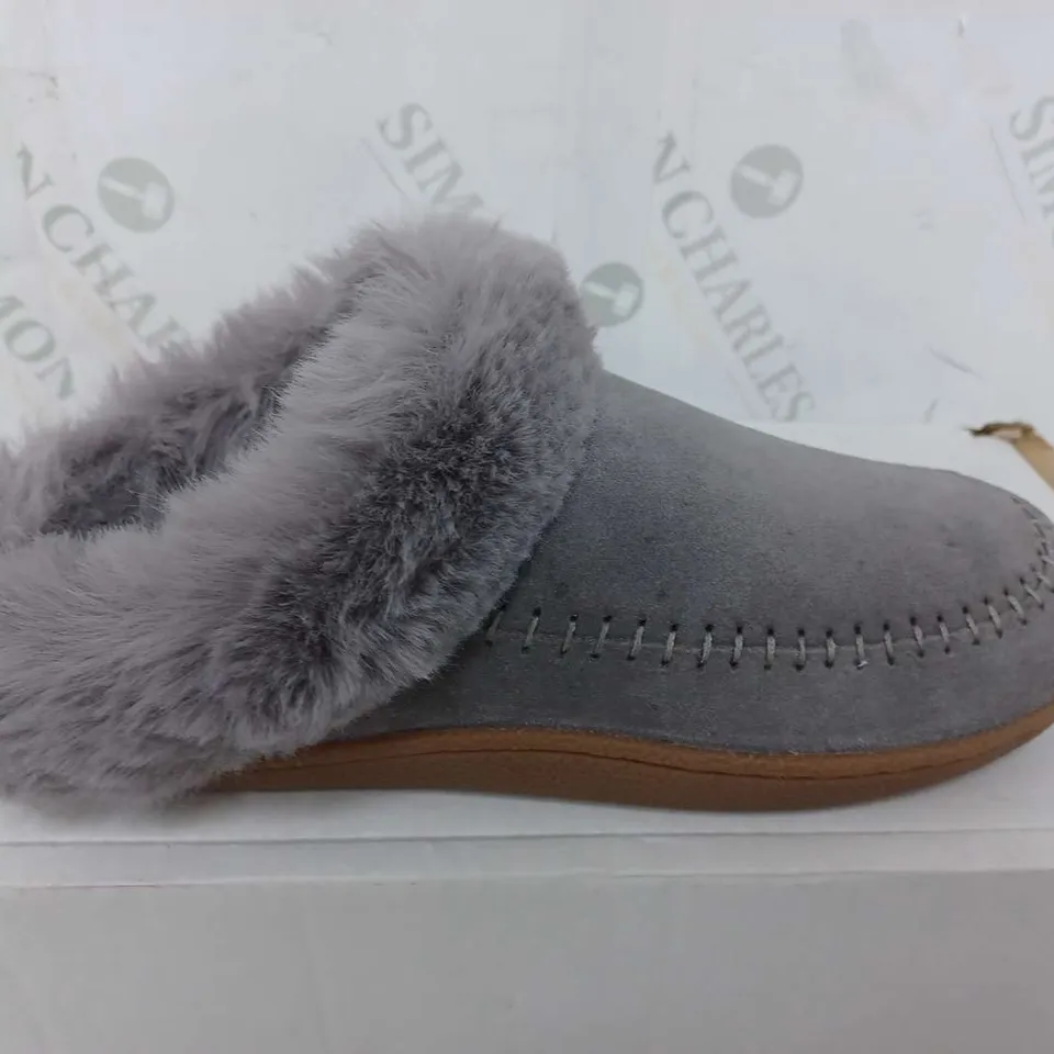 CLARKS HOME SLIPPERS IN GREY SUEDE - SIZE 5