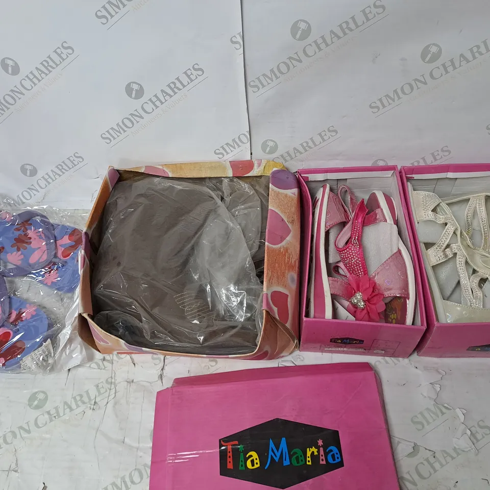 APPROXIMATELY 10 PAIRS OF ASSORTED SHOES TO INCLUDE BOXED AND UNBOXED TRAINERS, FLIPFLOPS AND BOOTS