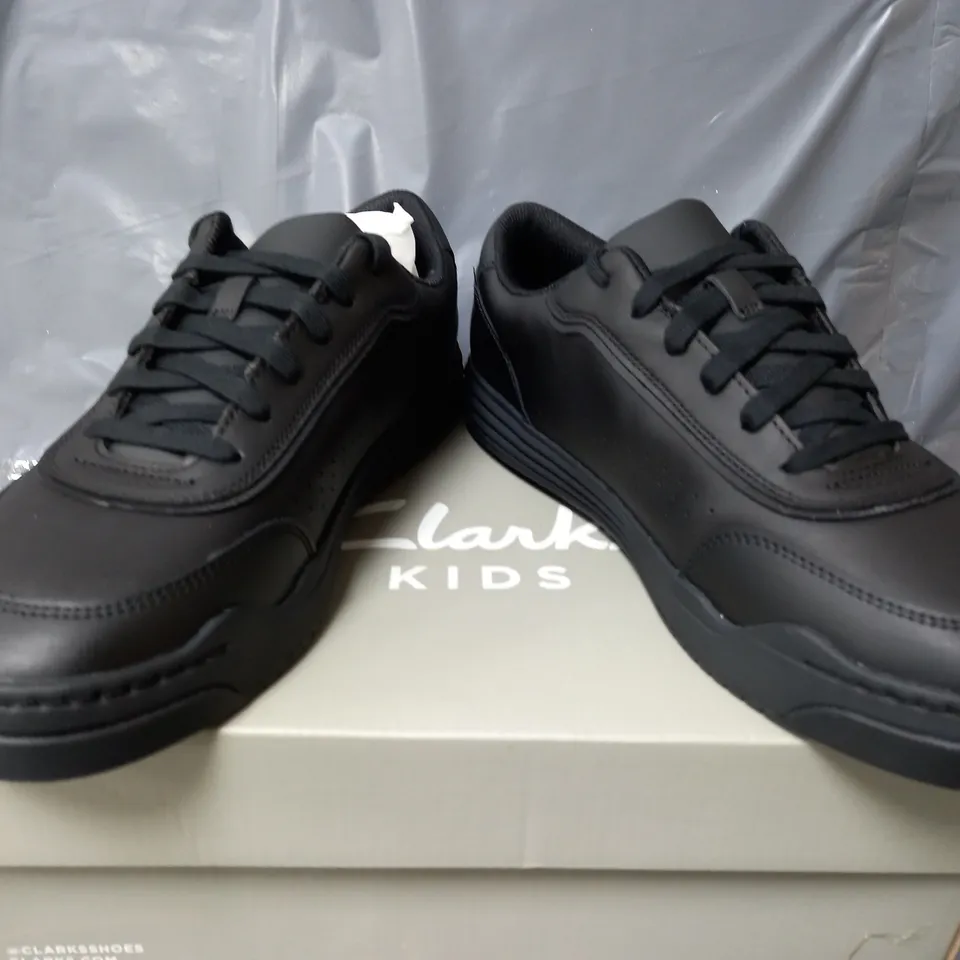 BOXED PAIR OF CLARKS URBAN SOLO BLACK LEATHER TRAINERS IN BLACK - UK 7
