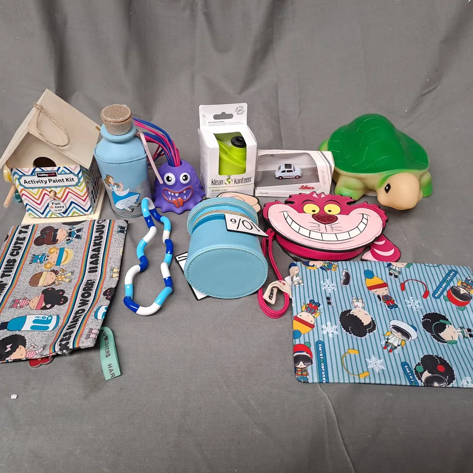BOX OF ASSORTED TOYS AND GAMES TO INCLUDE FIDGET TOYS, PAINT KIT AND ALICE IN WONDERLAND PURSE