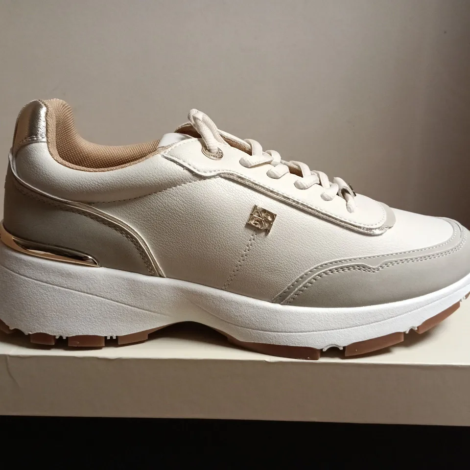 BOXED PAIR OF KG KURT GEIGER CREAM PU SNEAKERS – LADIES, UK 7 (EU 40)
