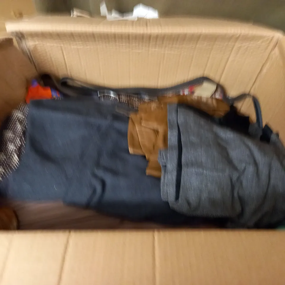 LARGE QUANTITY OF ASSORTED VINTAGE CLOTHING ITEMS TO INCLUDE RALPH LAUREN AND LOUIS FERAUD