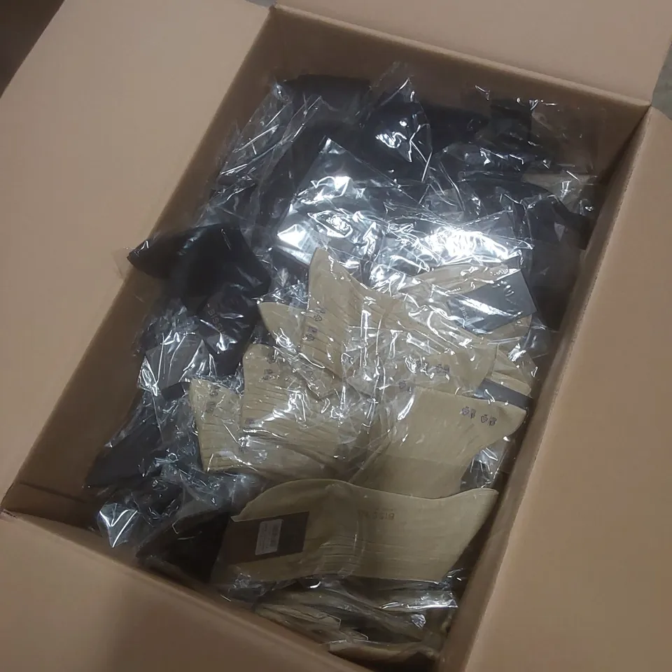 BOX TO CONTAIN A LARGE QUANTITY OF BRAND NEW PAIRS OF BISSINI FILO DI SCOZIA MEN'S SOCKS - COLOURS AND SIZES MAY VARY // 1 PAIR PER PACK