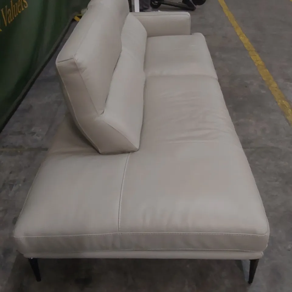 QUALITY DESIGNER ITALIAN MADE LARGE LEATHER OPEN-ENDED CHAISE LOUNGE STYLE SOFA