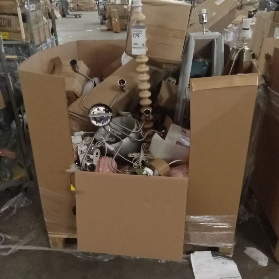 PALLET TO CONTAIN A LARGE QUANTITY OF INDOOR LIGHTING PRODUCTS 