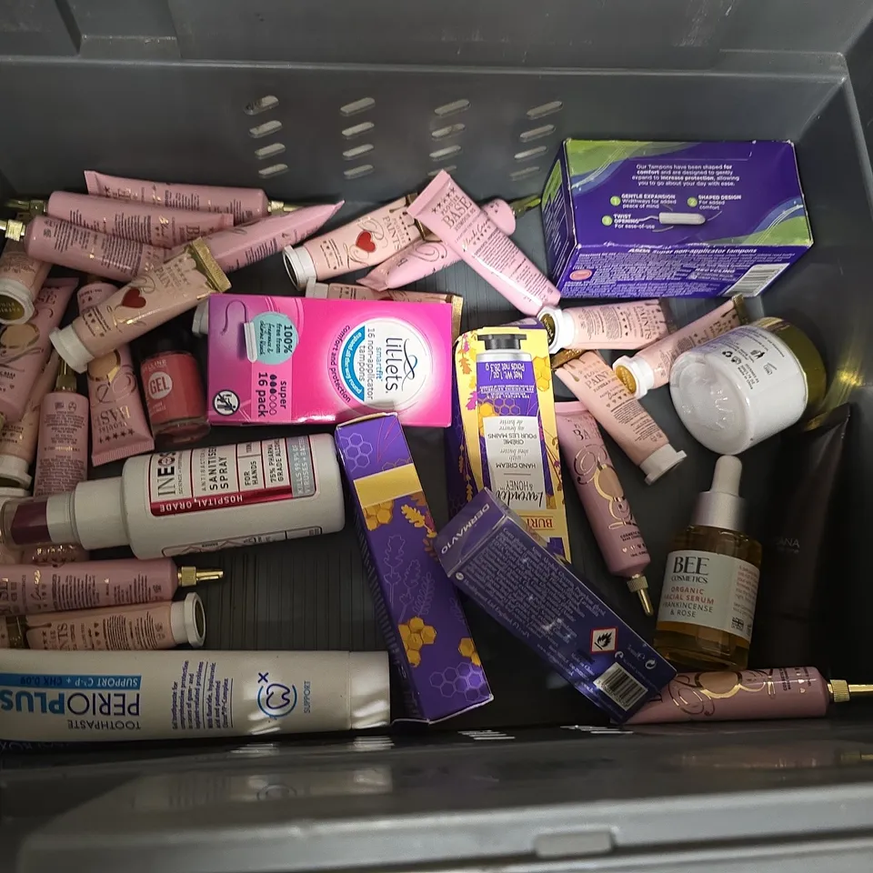 LOT OF APPROXIMATELY 26 ASSORTED HEALTH AND BEAUTY ITEMS TO INCLUDE PLOUISE COSMETIC PAINTS, MANICURE SET AND BURTS BEES HAND CREAM