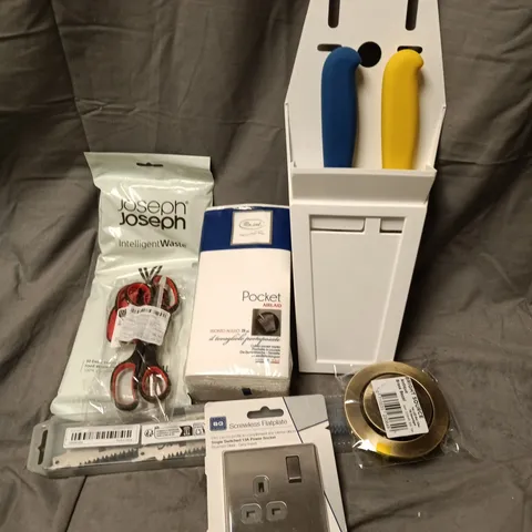 APPROXIMATELY 12 ASSORTED HOUSEHOLD ITEMS TO INCLUDE SCREWLESS FLATPLATE, SCISSORS, ANTIQUE BRASS BEZEL, ETC