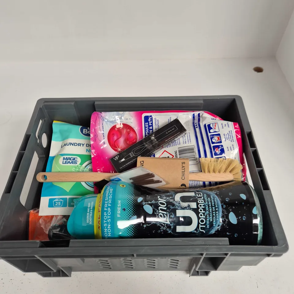 TOTE OF APPROXIMATELY 10 ASSORTED ITEMS INCLUDING PRIMA NON BIO CAPSULES, DR. BECKMANN LAUNDRY DETERGENT SHEETS AND VIP ABC TWO FORK POSITIONING EYEBROW PEN
