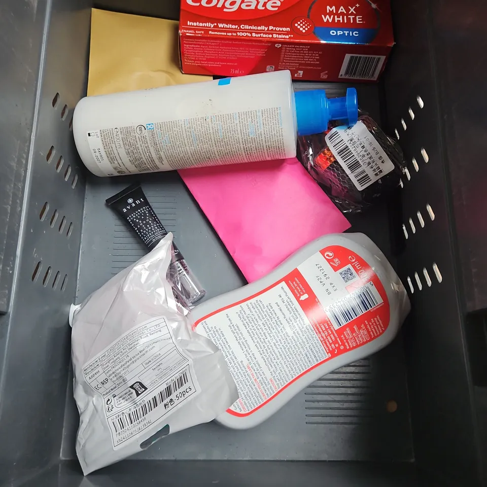 APPROXIMATELY 20 ASSORTED HEALTH & BEAUTY PRODUCTS TO INCLUDE - AUSSIE LEAVE-IN CONDITIONER - SKIN+ME HYDRATING CLEANSER - SUNDAY RAIN BUBBLE BATH - ETC