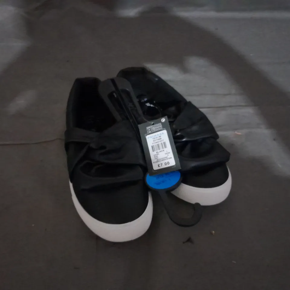 APPROXIMATELY 10 PAIRS OF KIDS SLIP ON SHOES SIZE 1 
