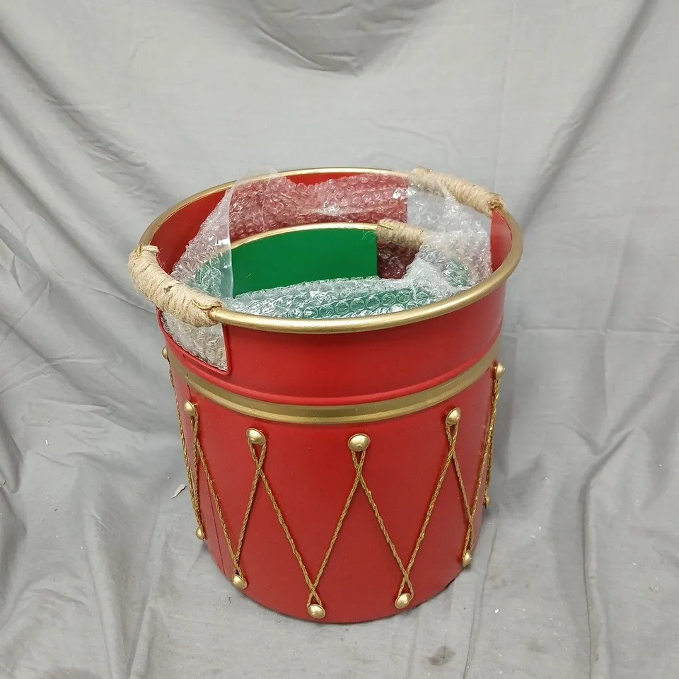 3 X METAL CONTAINERS WITH ROPE HANDLE SET. RED, GREEN AND WHITE OF VARIOUS SIZES