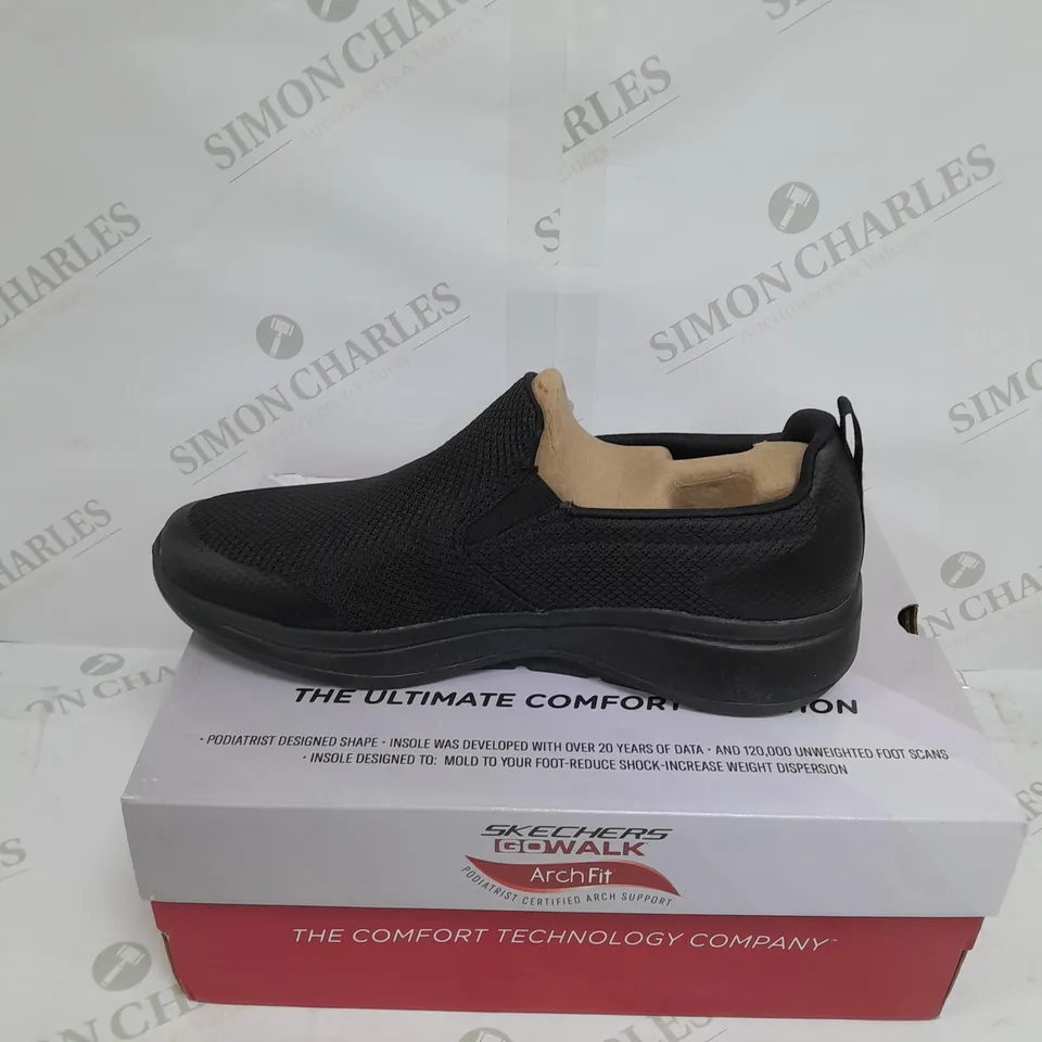 SKECHERS MEN'S GOWALK ARCH FIT TOGPATH SLIP ON TRAINER SIZE 9