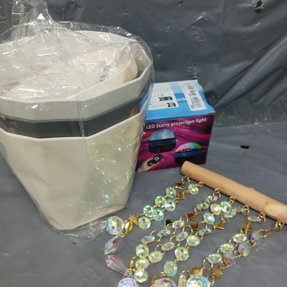 APPROXIMATELY 10 ASSORTED ITEMS TO INCLUDE FLOWER POTS, STARRY NIGHT PROJECTOR, STRING DECOR PIECE, ETC