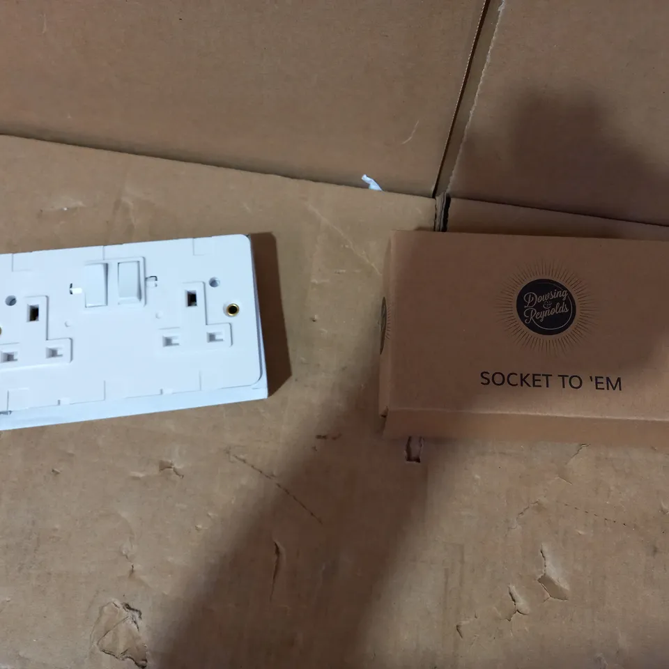 BOX OF APPROXIMATELY 30 ASSORTED DOWSING & REYNOLDS 2 GANG WALL SOCKETS AND LIGHT SWITCHES 