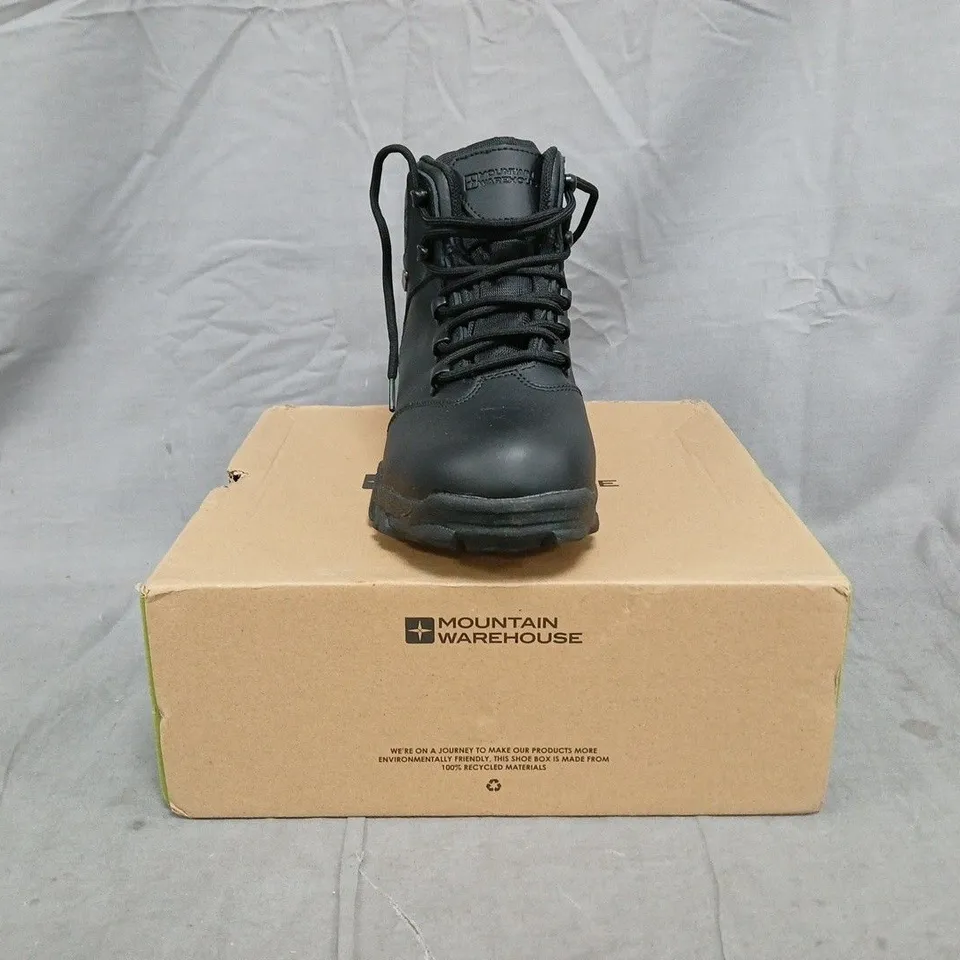 BOXED PAIR OF MOUNTAIN WAREHOUSE CANYON KIDS WATERPROOF WALKING BOOTS IN BLACK SIZE UK 5