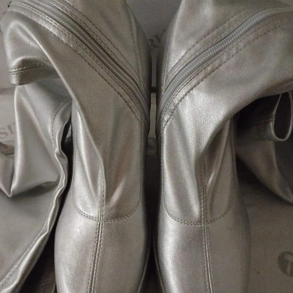 BOXED PAIR OF KOI WOMEN'S THE REFINED SILVER UNIFLEX WIDE THIGH HIGH BOOTS SIZE 6