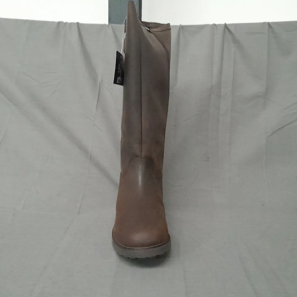 BOXED PAIR OF WOODLAND BLAKE BUCKLE COUNTRY BOOTS IN BROWN SIZE 11