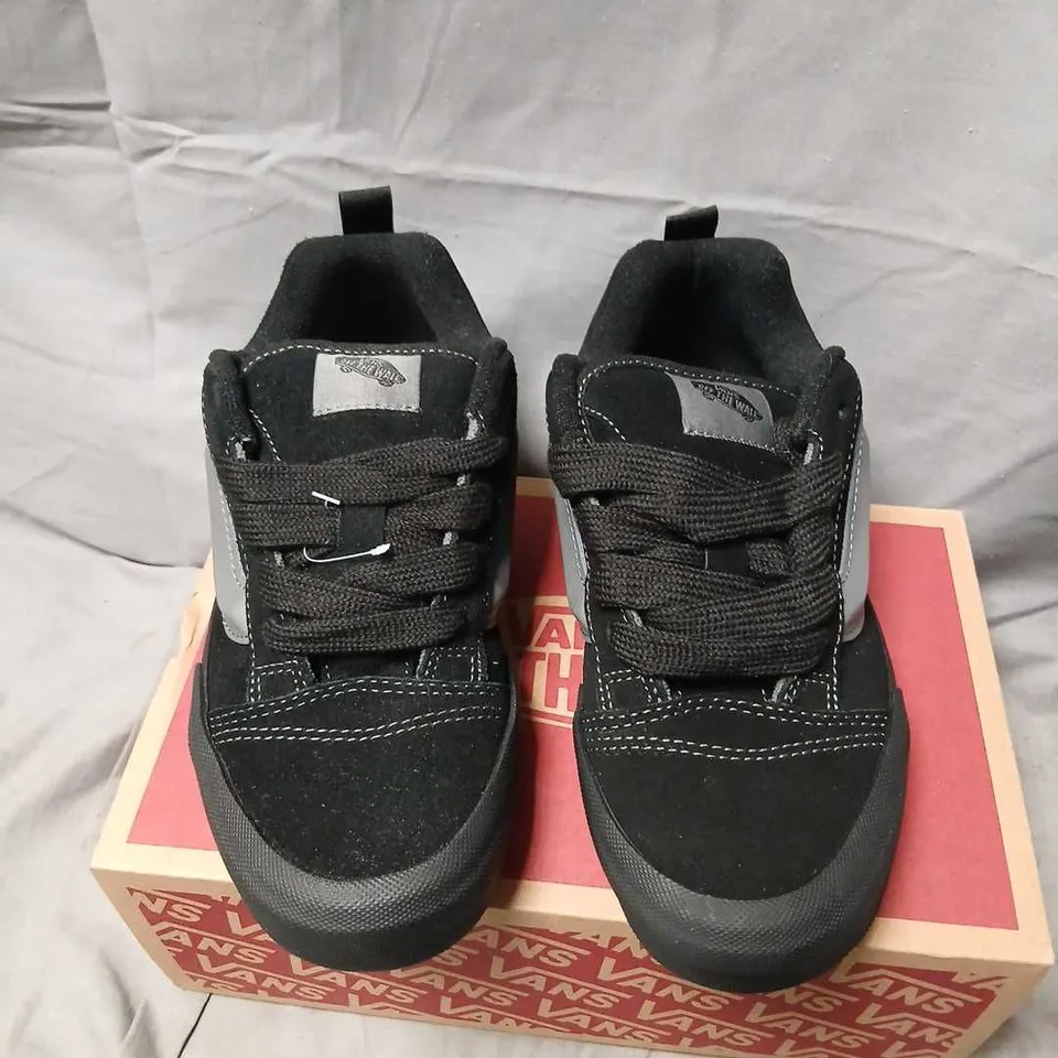 VANS KNU SKOOL KIDS SNEAKERS – BLACK/BLACK, UK 3.0