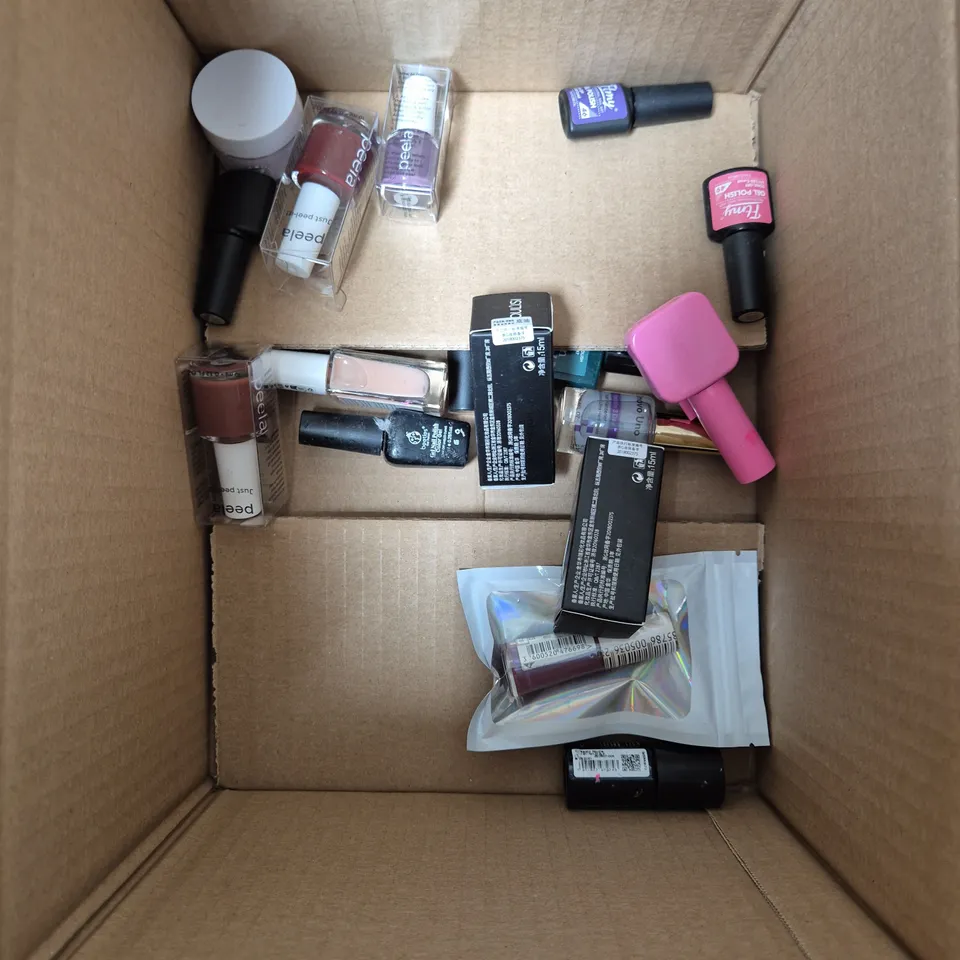 APPROXIMATELY 20 BOTTLES OF NAIL VARNISH TO INCLUDE OPI, RIMMEL AND PEELA